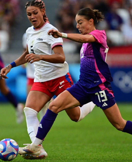 壹号娱乐APP-德国女足队员表现出色，斩获历史性胜利(德国女足队员表现出色,斩获历史性胜利的球员)